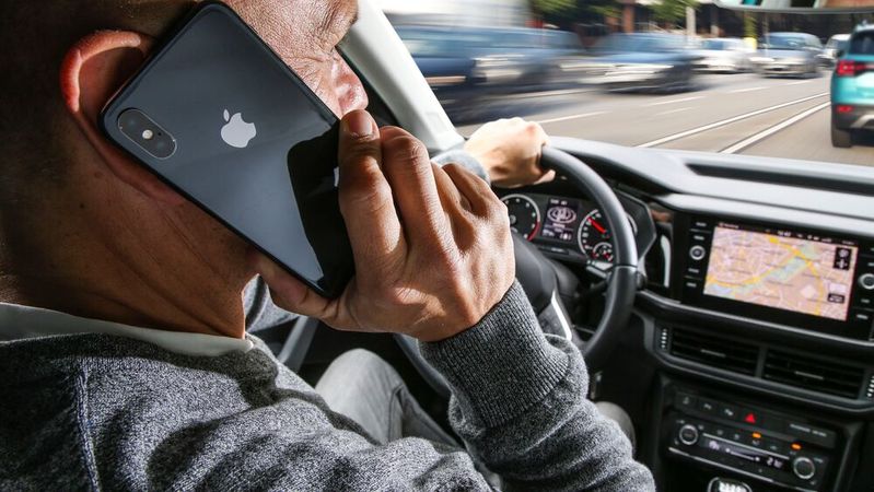 Viele Autofahrer nutzen am Steuer ihr Smartphone.(Bild:  SP-X)