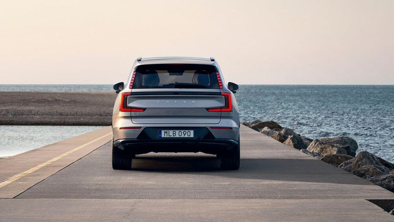 Die Form des EX90 ist wie gewohnt skandinavisch geprägt. (Bild: Volvo)