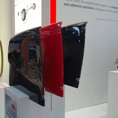 Autodachelemente aus CFK mit einer Matrix aus dem Polyurethan Loctite Max 3 von Henkel. (Bild: D.Quitter; konstruktionspraxis)