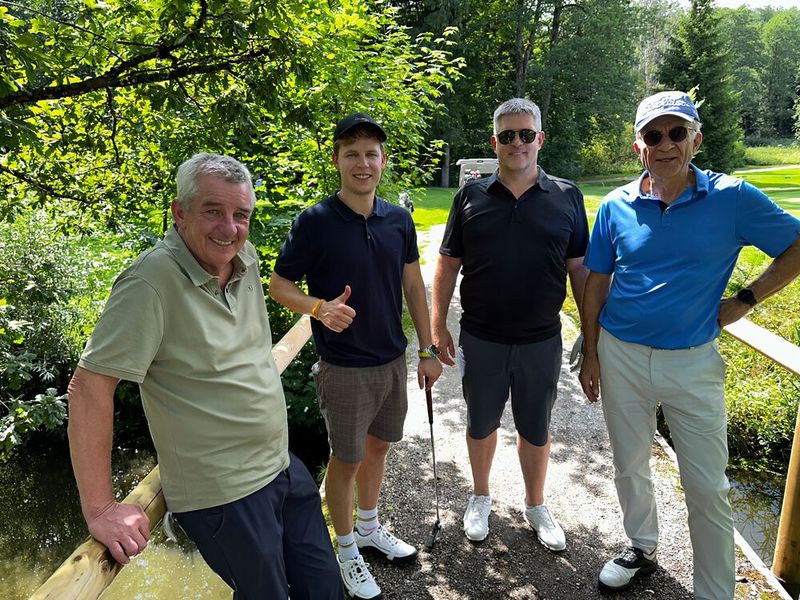 Kurz im Schatten verweilen (v. l.) Peter Fink (ACP), Henry Orth (Google), Holger Göbel (Maxworx) und Elmar Schiffelholz (Mandora Business). (Bild: Vogel IT-Medien GmbH)