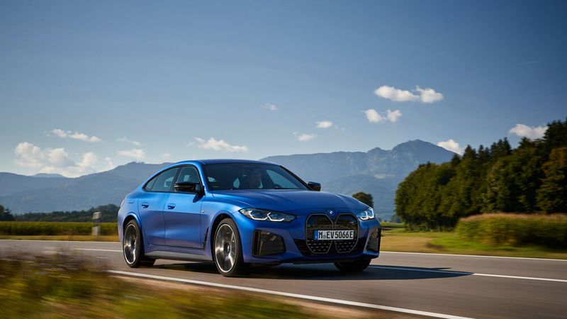 Weil die Elektronik alles im Griff hat, und praktisch keine Traktionsverluste zulässt, schießt der i4 nach vorne wie eine Kugel aus dem Revolver. (Bild: BMW)