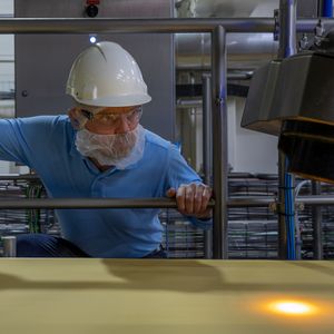 Das Modell berechnet in Echtzeit das ideale Teigrezept und passt es an die schwankende Rohstoffqualität an. (Bild:  Siemens)