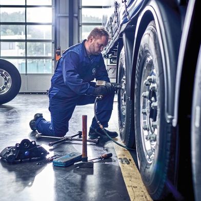 Nichts ist im Transportgewerbe so teuer wie ein Nutzfahrzeug, das in der Werkstatt steht oder defekt am Straßenrand liegen bleibt. Intelligente Sensoren und KI-gesteuerte Telematiksysteme entscheiden immer öfter darüber, ob und wann welche Komponenten am Trailer gewartet werden müssen. (Bild: BPW)