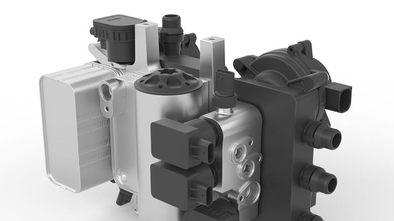 Das neue Thermomanagementmodul von Mahle fasst Wärmetauscher, Kühlmittelpumpen, Kondensator, Chiller, Sensorik und Ventile in einer Einheit zusammen und soll dadurch wesentlich effizienter arbeiten. (Bild: Mahle)