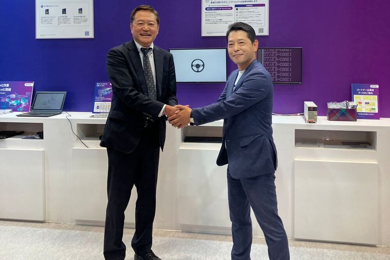 Gemeinsame Entwicklung: Akihiko Kawai, Managing Director von Elektrobit Nippon und Bungo Mizumoto, President und Representative Director von ETAS bekräftigen ihre Zusammenarbeit an der integrierten ADAS-Softwarebasis. (Bild:  ETAS)