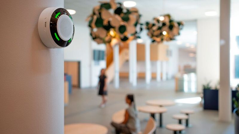 Axis Communications bringt mit dem D6310 Air Quality Sensor einen PoE-fähigen Umweltsensor auf den Markt, der Luftqualität, Bewegung und Geräusche erfasst.(Bild:  Axis Communications)