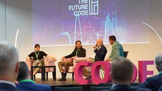 Das Panel von links nach rechts: Lisa Reehten, Sebastian Human (Moderation), Hans-Josef Fell und Wolfgang Weber. (Bild: Oxana Gruber Photography)
