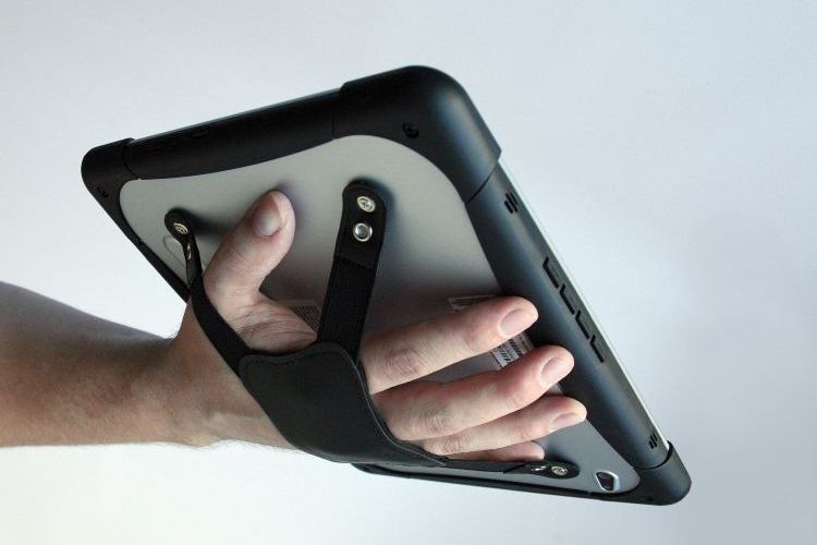 Hilfreich: die integrierte Halteschlaufe ermöglicht ein sicheres Handling des Tablet-PCs. (Foto: WOW)
