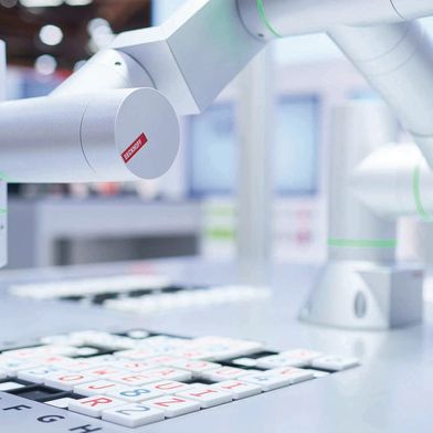 Physical AI in der Praxis: TwinCAT CoAgent übersetzt natürliche Sprache in Maschinenbefehle und ermöglicht die intuitive Steuerung komplexer mechatronischer Systeme. (Bild: Beckhoff Automation)