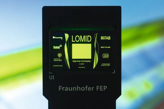 Visuelle Schnittstelle: Erster Testchip des LOMID-Mikrodisplays Projektes mit einer Displaydiagonale von 25 mm und einer Auflösung von 1920 × 1200 (WUXGA). Visuelle Schnittstelle: Erster Testchip des LOMID-Mikrodisplays Projektes mit einer Displaydiagonale von 25 mm und einer Auflösung von 1920 × 1200 (WUXGA).