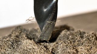 Dank der neuen Technologie ist es möglich einen Gewindfräser M2.2 herzustellen, und die Gewinde in Keramik zu fräsen. (Vischer & Bolli)