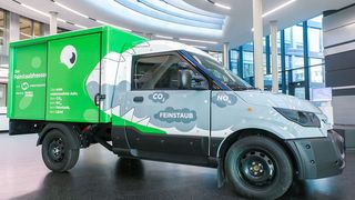 Auch Fahrzeuge mit E-Antrieb sondern über Reifen-, Brems- und Straßenabrieb Feinstaub ab, sind also nicht emissionsfrei. Durch den Einsatz eines neuen Filters ist die Gesamtbilanz des Fahrzeuges im Hinblick auf den Feinstaubausstoß neutral. Der Feinstaubpartikelfilter nimmt so viele Staubpartikel auf wie beim Fahren durch Reifen-, Bremsen- und Straßenabrieb entstehen. (Benjamin Stollenberg)