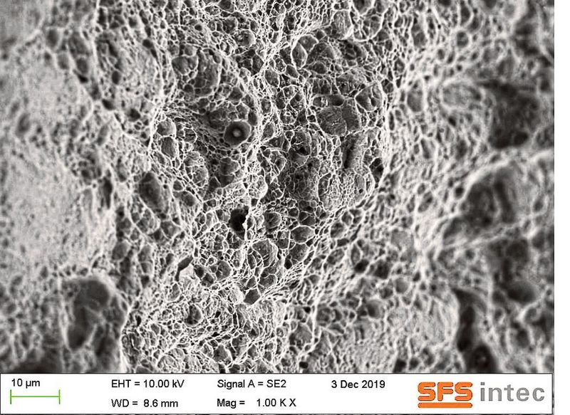 Illustration e: rupture forcée résiduelle ductile – alvéoles de traction. (Source : SFS services AG)