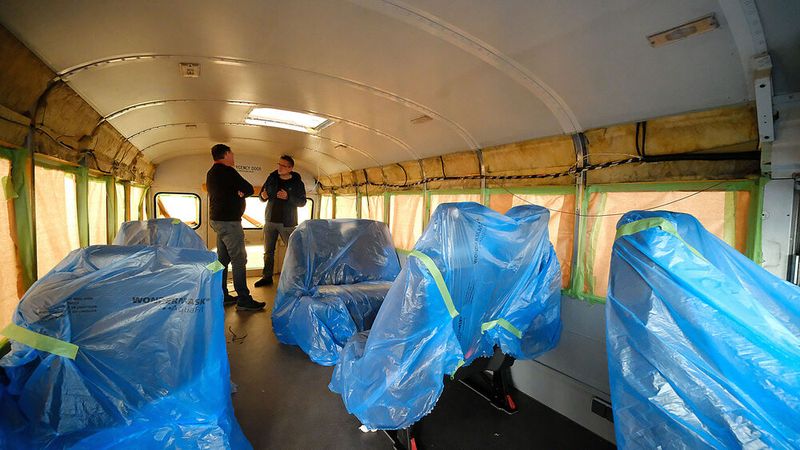 Thorsten Brändle erklärt die Pläne für den Innenausbau des geräumigen Busses: Sitzgelegenheiten, eine Ecke mit großem Bildschirm und gar eine Werkbank sollen eingebaut werden.  (Bild: Holger Zietz - VCG)