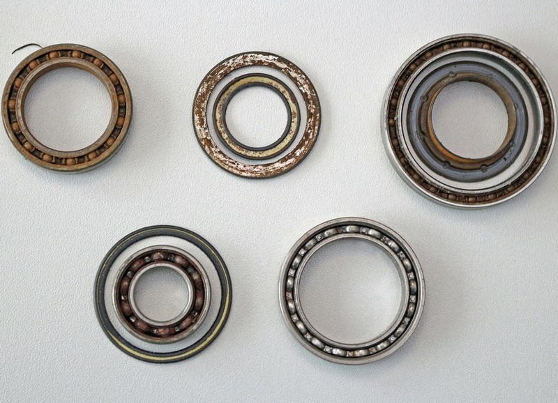 Folgen der Tortur im Vergleich: Nach dem Langzeit-Stresstest unter ähnlichen Bedingungen sind konventionelle Lager deutlich beschädigt. (Bild: SKF)