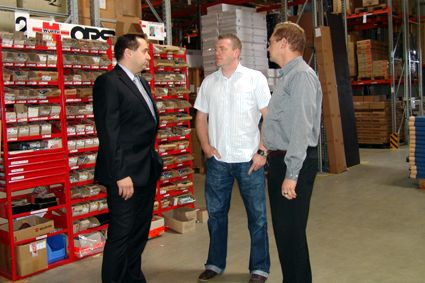 Verschafften sich einen ersten Überblick: Mark Trapp, Geschäftsführer Sportco, Marc Rode, Lagerleiter Sportco und Martin Leiacker, Geschäftsführer Logos (v.l.n.r). (Archiv: Vogel Business Media)