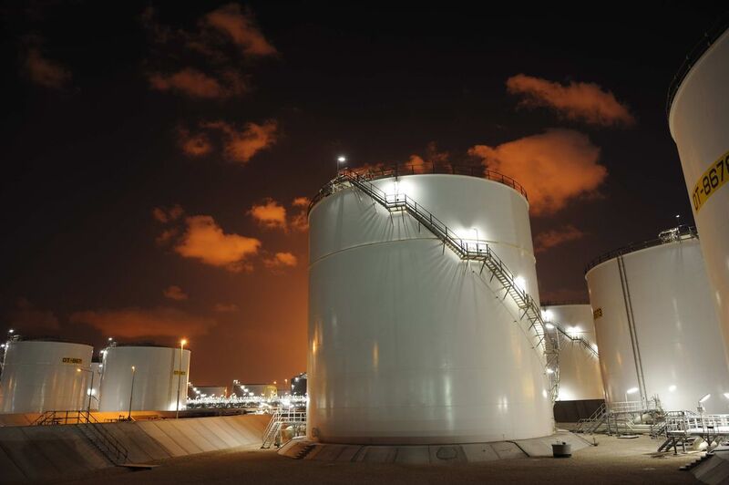 Storing liquid fuels in Qatar – Among its products, Pearl GTL will make diesel equivalent to fill over 160,000 cars a day.  (Picture: Shell)