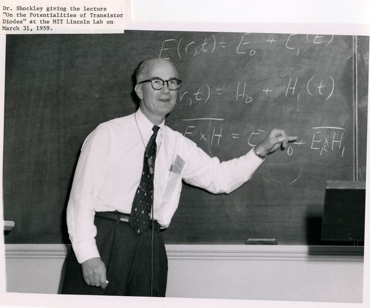 William Shockley im Jahr 1959. (Bild: William Shockley 1959 lecture (wh478sd1288) / William Shockley / CC BY / de.wikipedia.org)