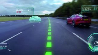 Neue Autos werden sich auf die Insassen, ihre Vorlieben, Termine und Gewohnheiten einstellen, bevor der Fahrer das ahnt – sagt zumindest Jaguar Land Rover. Die virtuelle Windschutzscheibe ist eine der Funktionen, die das ermöglichen sollen. (Foto: Jaguar Land Rover)