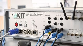 Der am KIT entwickelte Datenrekorder verwendet einen GPS-Empfänger und zeichnet Roh- und Frequenzdaten mit sehr hoher Auflösung auf. (Amadeus Bramsiepe, KIT)