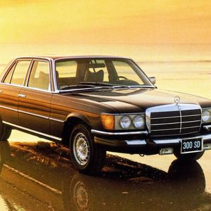Der 300 SD, im Mai 1978 vorgestellt, war laut Mercedes-Benz-Museum der weltweit erste Oberklasse-Pkw mit Dieselmotor sowie der weltweit erste Serien-Pkw mit Turbodiesel. Ihn bot Daimler-Benz ausschließlich in den USA und in Kanada an.(Bild:  Mercedes Benz Group)