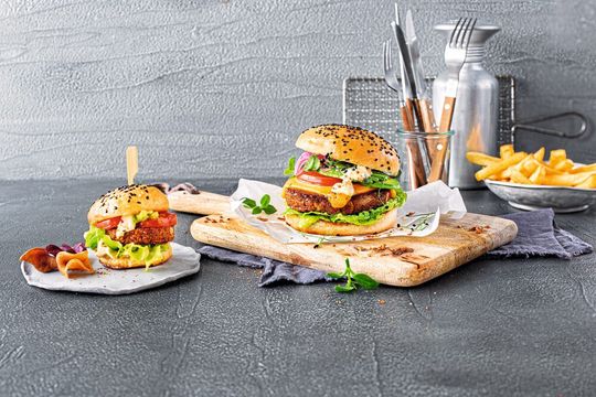 Was aussieht wie ein normaler Burger, hat eine besondere Überraschung: Das Patty ist nicht aus Rindfleisch, sondern aus Insekten gemacht.(Bild:  Gayer Fotografie, Bugfoundation GmbH)