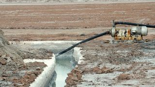 Bolivien, Uyuni: Aus einem Kanal werden Rohstofflösungen, die unter der Salzkruste des Salars de Uyuni in Bolivien lagern, abgesaugt. Ein deutsches Unternehmen soll nun erstmals direkten Zugriff in Südamerika auf den für Batterien von Elektroautos notwendigen Rohstoff Lithium bekommen. (dpa)
