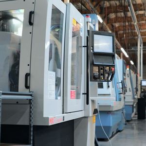 In Reih' und Glied für geschliffenen Speed: Der Werkzeughersteller AB Tools setzt bei seiner täglichen Arbeit auf Schleifmaschinen von Anca. Insgesamt sechs Anlagen des Herstellers stehen bei AB unter Strom. Für ausgezeichnete Oberflächenergebnisse stehe speziell die MX7 Linear, die hier im Vordergrund zu sehen ist.