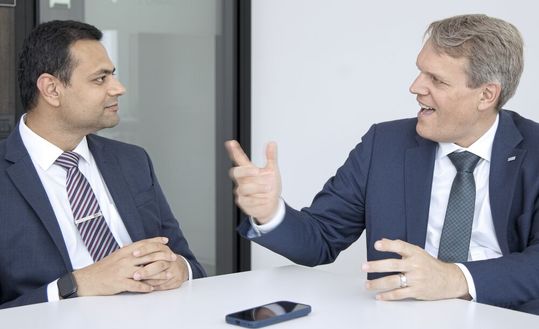 Thomas Wengi (re.), Sales Director der Agie Charmilles: «Das ist ein zentraler Punkt. Wir werden buchstäblich zu Innovationen getrieben.»(Bild:  Matthias Böhm)