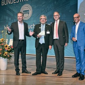 Ausgezeichnet für das Lebenswerk: Hans-Peter Lange (2. v. li.) erhält den Ehrenkalligraphen. Es gratulierten (v. li.) ZDK-Vorstand Arne Joswig, Dirk Nusselt (Fuchs Schmierstoffe) und Moderator Michael Förster.  (Bild:  Zietz/»kfz-betrieb«)