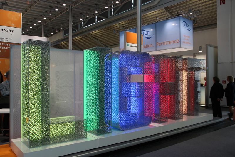 Licht in Wort und Bild mit einem additiv gefertigten Gerüst am Fraunhofer-Gemeinschaftsstand. (Bild: Königsreuther)