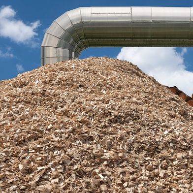 Die Host Group ersetzt in der Region Osnabrück die Braunkohlestaub- und Gasfeuerung eines Industrieunternehmens durch ein 25-MW-Biomassekraftwerk, das mit Industrieresthölzern befeuert wird. (Bild: stock.adobe.com, Gerd)