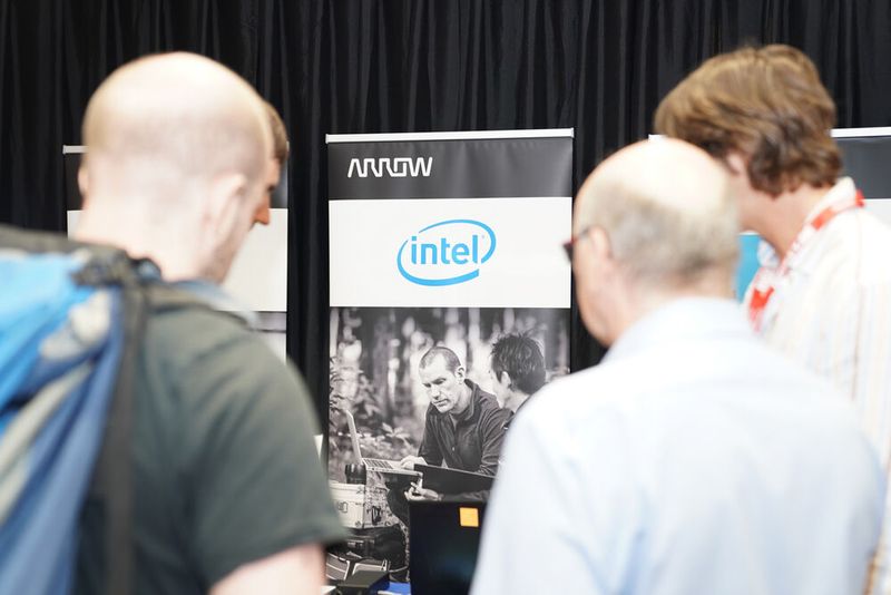 FPGA Conference Europe 2022: Über 70 Sprecher, 100 Vorträge und über 250 Teilnehmer – nach zwei Jahren mit Corona-bedingten Digitalkonferenzen fand die dreitägige FPGA Conference vom 5. bis 7. Juli 2022 endlich wieder als Präsenzveranstaltung statt. Besondere Highlights waren die spannende Keynote von Nick Ni von AMD/Xilinx, die interessante Couchtalk-Expertenrunde, der traditionelle BBQ-Grillabend sowie die vielen glücklichen Gewinner der Verlosungsaktionen.  (Bild: Nadine Stegemann)