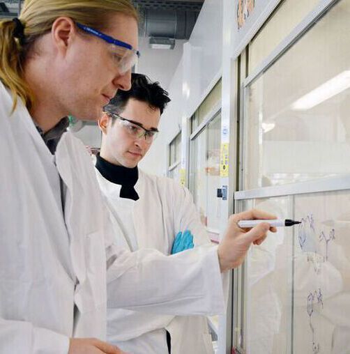 Manuel van Gemmeren, Professor of Organic Chemistry (left), and his research team, including doctoral researcher Fritz Deufel (right), have developed a method that gives access to chemical compounds that were challenging to synthesize before.