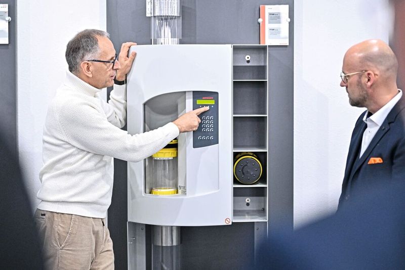 An den Einwurf- oder Entnahmestationen können die Rohrpostbüchsen versandt und auch wieder entnommen werden. Durch die Eingabe einer Codenummer landet die Büchse am richtigen Ziel. (Bild: xxx)
