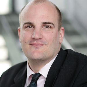 Christof Koplin, Wissenschaftler am Fraunhofer IWM: „Wir testen verschiedene Keramikschrauben und überprüfen, welche Belastungen sie wirklich aushalten.“