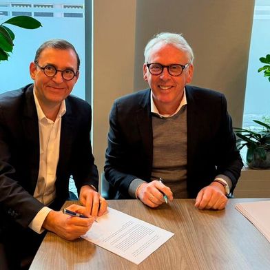 Die Geschäfsführer bei der Unteschrift: Jean-Patrick Sauvy (l.) von Pommier und Dietrich Leifert- Titgemeyer. (Bild: Pommier)