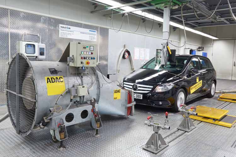 Dort wurden an den Fahrzeugen vielfältige Messungen und Auswertungen vorgenommen. (Bild: ADAC)