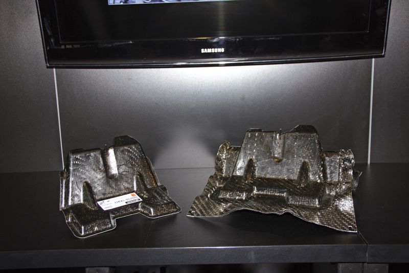 Bild 2: Der Lenkstockhalter (links) wird in einer Spritzgießform hergestellt: durch Umformen von Organoblech und Anspritzen von Verstärkungsrippen. Nach der Formgebung (rechts) trennt ein CO2-Laser den überstehenden Werkstoff vom Bauteil. (Bild: Kraus)