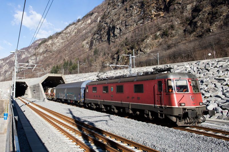 Nach über 20 Jahren Planungs- und Bauzeit wird in der Schweiz die Fertigstellung des Gotthard-Basistunnels gefeiert – der längste Eisenbahntunnels der Welt. Jede Menge Technik sorgt für einen reibungslosen Schienenverkehr. So wird beispielsweise Messtechnik von Endress + Hauser für die Tunnel-Entwässerung eingesetzt. (AlpTransit Gotthard AG)