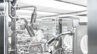 Die umfassende Prozesskontrolle per Highspeed-Video ist eine von vielen Digitalisierungsleistungen von Optima Pharma.  (Bild: Optima)