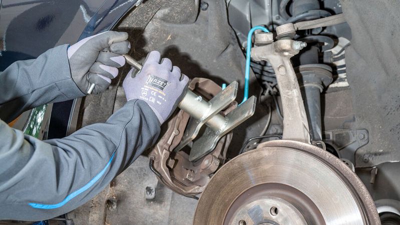 Das Werkzeug ist sowohl für Schwimmsättel als auch Festsättel mit bis zu sechs Bremskolben geeignet. (Bild:  Hazet)