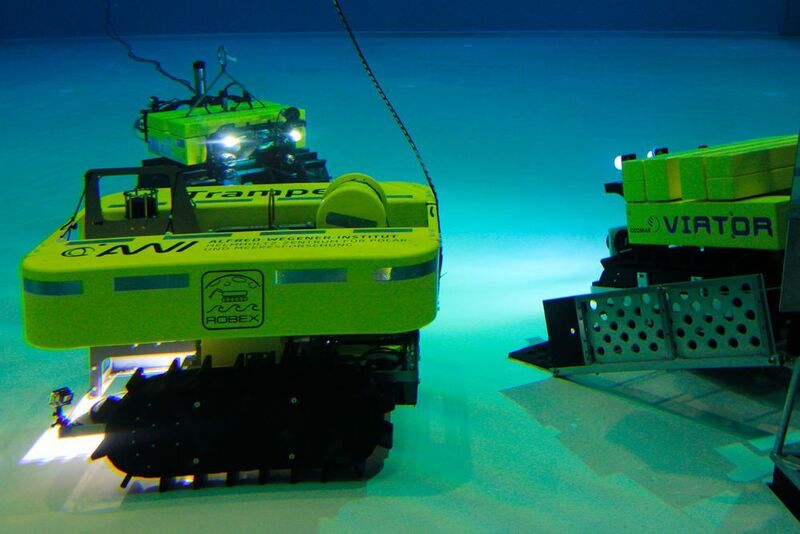 Mitglieder der Helmholtz-Allianz Robex testen das Unterwasserfahrzeug AWI-Tramper im Becken des DFKI Bremen (Alfred-Wegener-Institut / Lars Grübner)