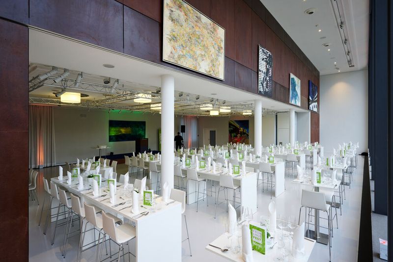 Impressionen vom ELEKTRONIKPRAXIS Frühlingsfest 2023 im Ketterer Kunst mit der Verabschiedung von Johann Wiesböck.  (Bild: © EYE AM CHRIS)