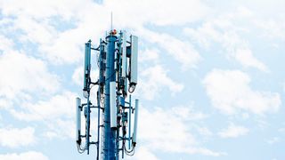 Durch die geänderten Regelungen soll das Mobilfunknetz in Bayern flächendeckend ausgebaut werden und so den Wirtschaftsstandort stärken (© RapidEye – Getty Images via Canva.com)