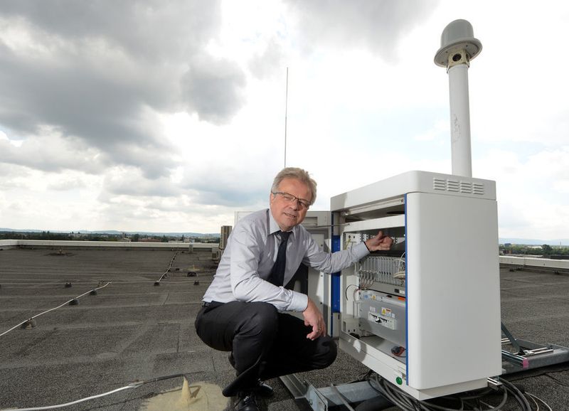 Jeder Blitz sendet elektromagnetische Schwingungen aus. Die Messstationen empfangen diese Schwingungen. Der Ort eines Einschlags lässt sich dann zwischen 50 und 200 Meter genau eingrenzen. (Siemens)
