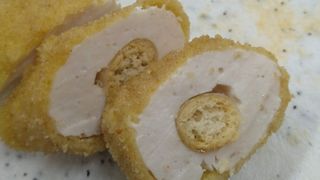 Die Crumbsticks haben einen essbaren „Knochen“ aus einer kross gebackenen Brotstange. (Bild: Dominic Oppen, Uni Hohenheim)