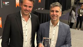 CEO und Mitgründer Dr. Hendrik Thamer (l.) und Dr.-Ing. Claudio Uriarte, ebenfalls Mitgründer und CTO von Cellumation, präsentieren stolz den RBR50 Robotics Innovation Award 2026. (Bild: Cellumation)