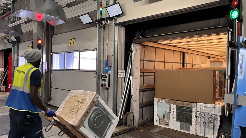 Produktivität bereits deutlich gesteigert: Aktuell sind bei Hermes knapp 100 Tore mit WeAssist ausgestattet. Weitere sollen folgen.(Bild:  Werma Signaltechnik)