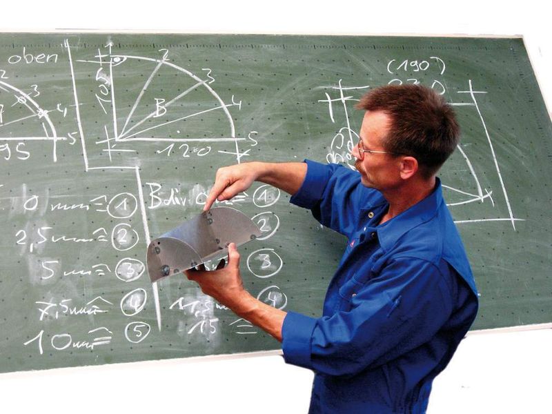 Ohne Theorie geht auch im Blechbearbeitungs-Handwerk nichts; der gelernte Karosserie-Fahrzeugbau-Meister und -Techniker Karl-Heinz Bender ist auch in Theorie stark und kann seinen Schützlingen erklären, wie aus Platinen passgenaue und brauchbare Formteile entstehen. (Archiv: Vogel Business Media)